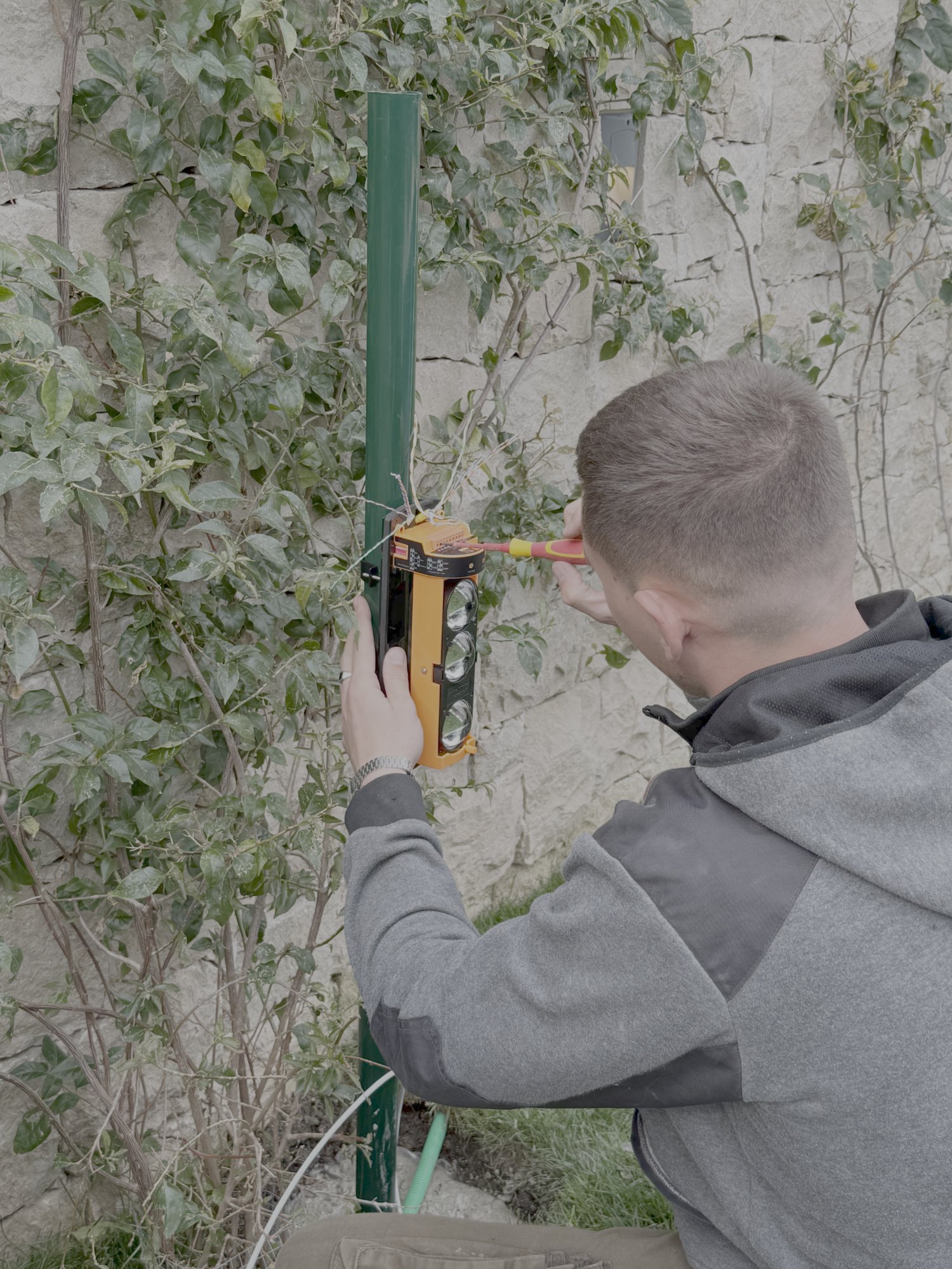 Pool alarm installation — Discreet Security technician Côte d'Azur