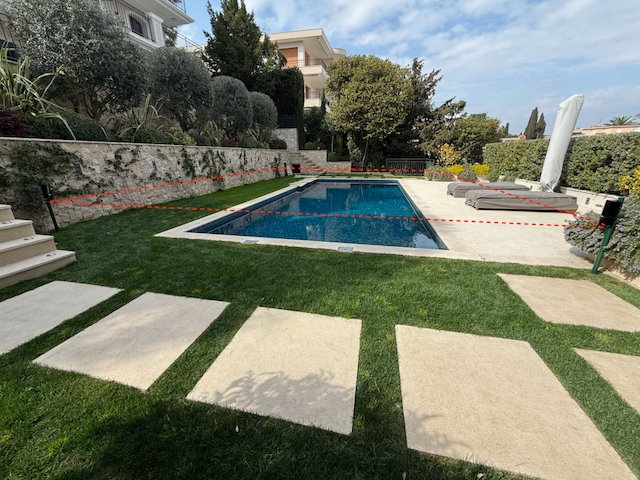 Pool alarm perimeter active — luxury villa Côte d'Azur